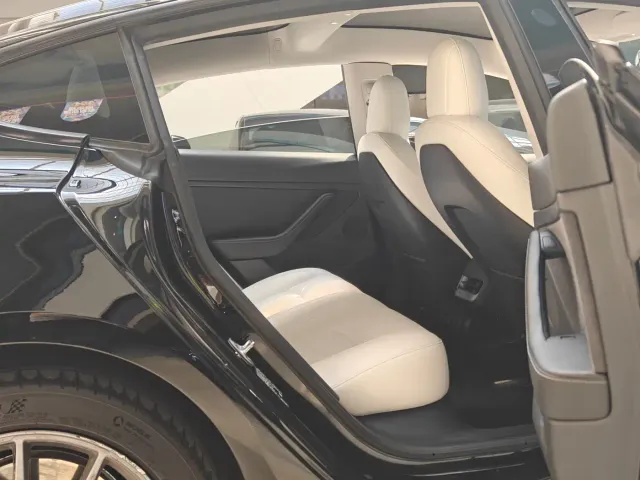 Tesla Model 3 — Фото автомобиля 10