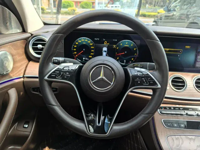 Mercedes-Benz E-Class — Фото автомобиля 12