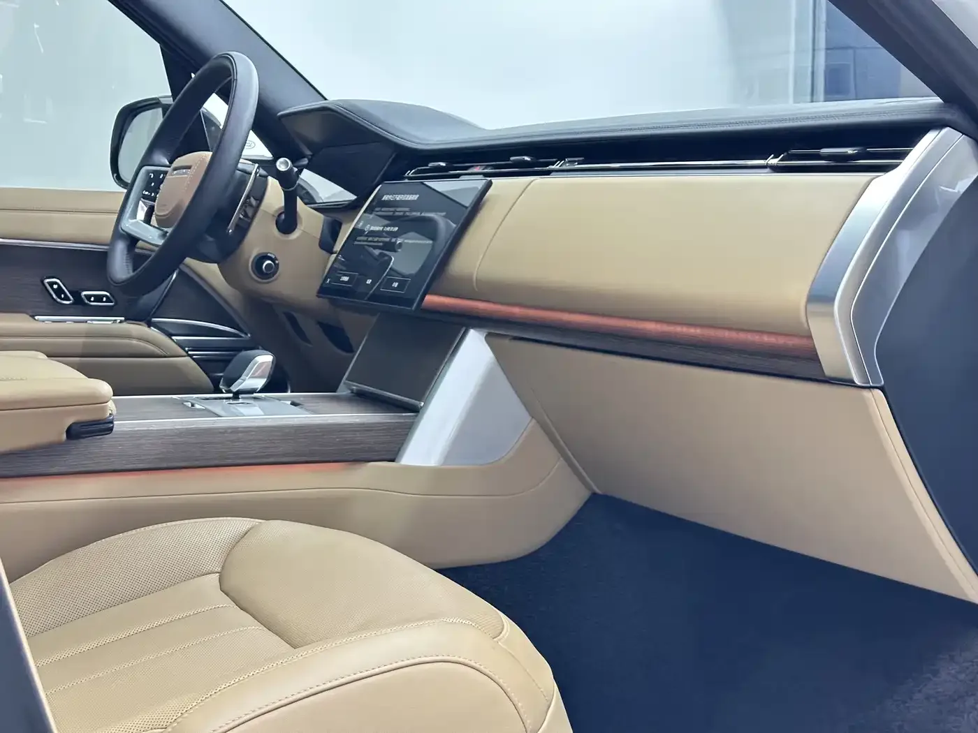 Land Rover Range Rover 2025 3.0 L6 400PS Flourishing Era Extended Wheelbase — Фото автомобиля 16