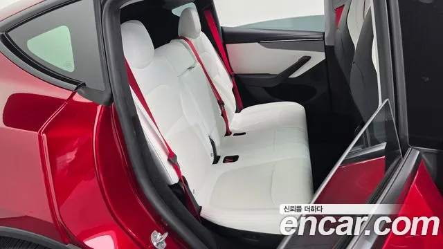 Tesla Model Y — Фото автомобиля 17
