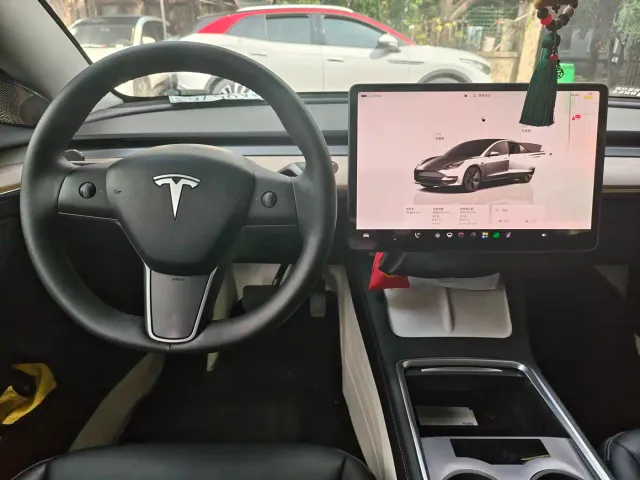 Tesla Model 3 — Фото автомобиля 9