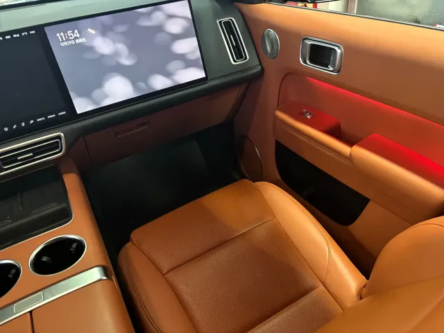 Li Auto L8 — Фото автомобиля 10