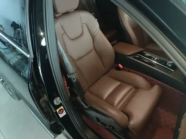 Volvo XC60 — Фото автомобиля 24