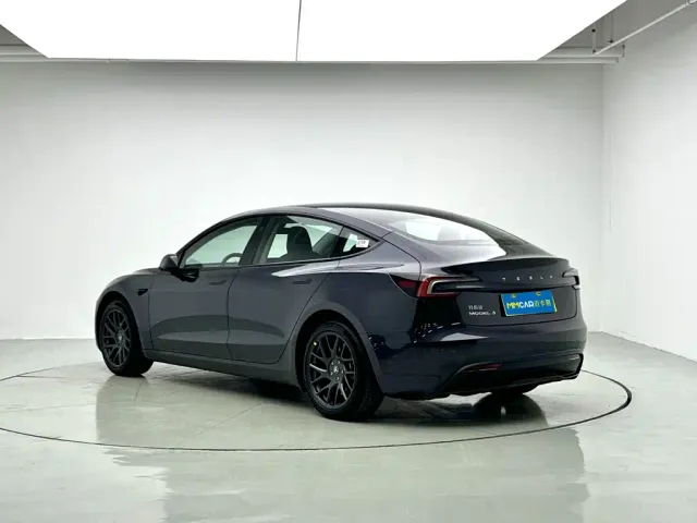 Tesla Model 3 — Фото автомобиля 12