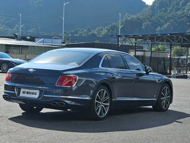 Bentley Flying Spur — Фото автомобиля 15
