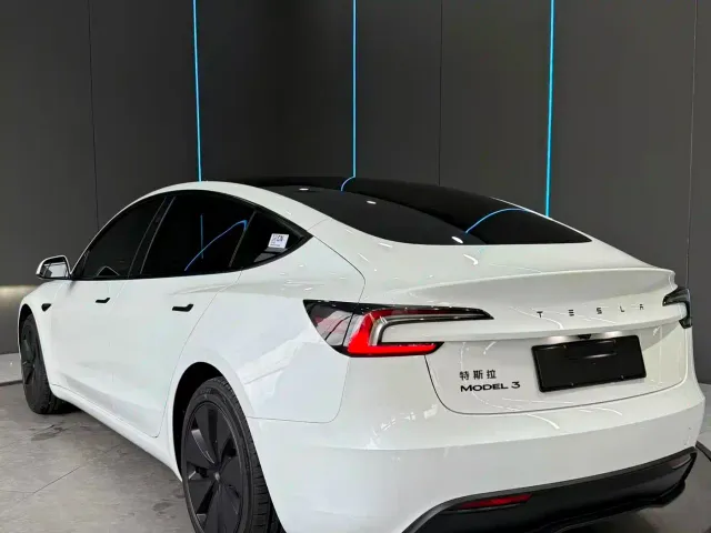 Tesla Model 3 — Фото автомобиля 6