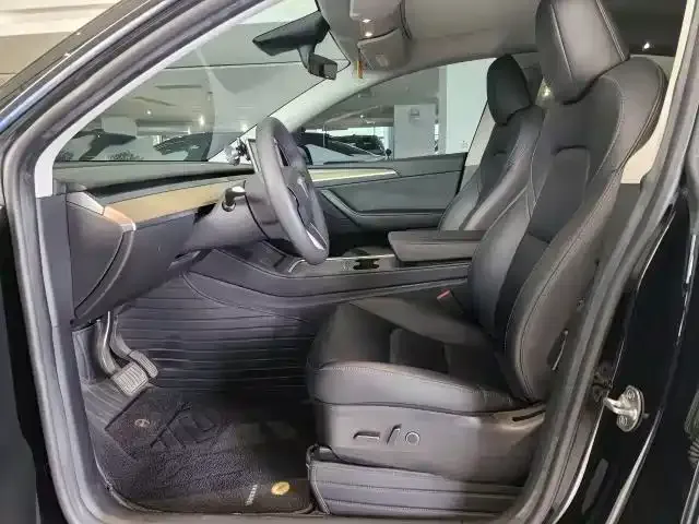 Tesla Model Y — Фото автомобиля 4