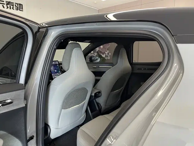 Volvo EX30 — Фото автомобиля 19