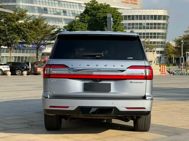 Lincoln Navigator — Фото автомобиля 15