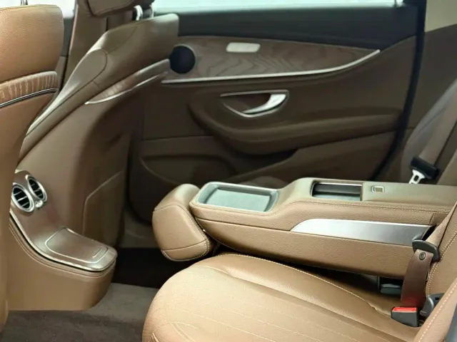 Mercedes-Benz E-Class — Фото автомобиля 5