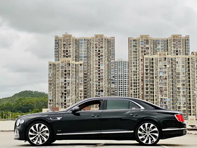 Bentley Flying Spur — Фото автомобиля 14