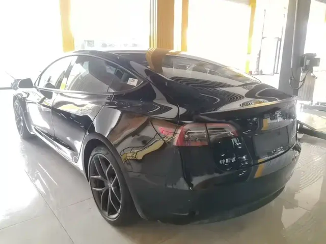 Tesla Model 3 — Фото автомобиля 4