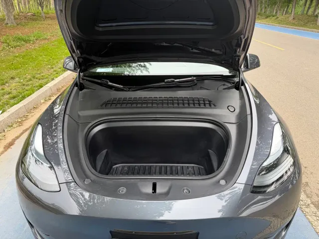 Tesla Model Y — Фото автомобиля 17