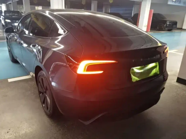 Tesla Model 3 — Фото автомобиля 4
