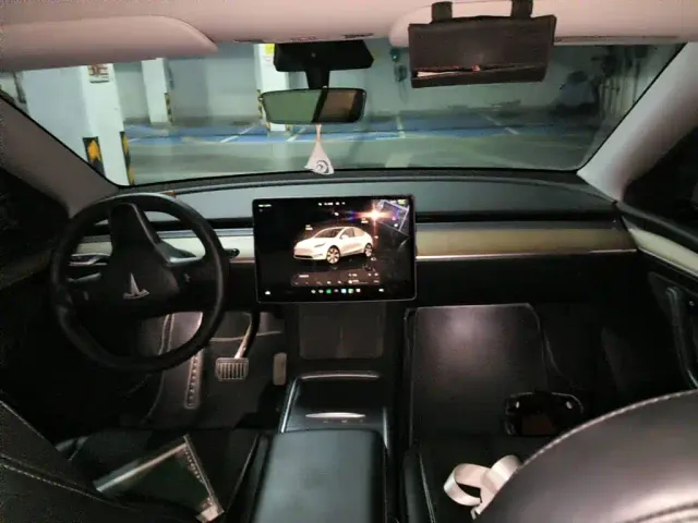 Tesla Model Y — Фото автомобиля 12