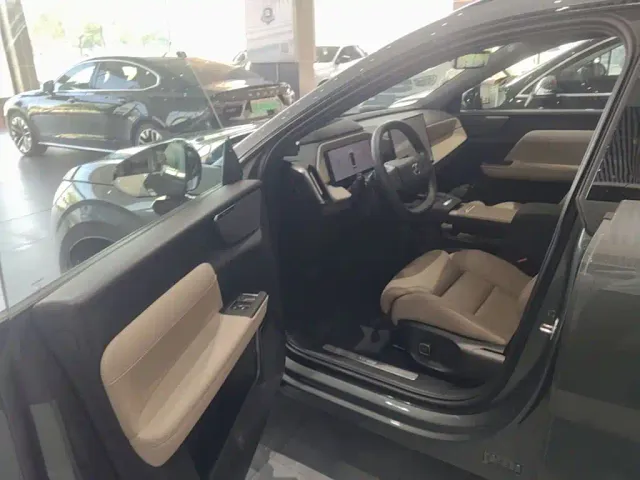 Volvo XC70 Plug-in Hybrid — Фото автомобиля 15