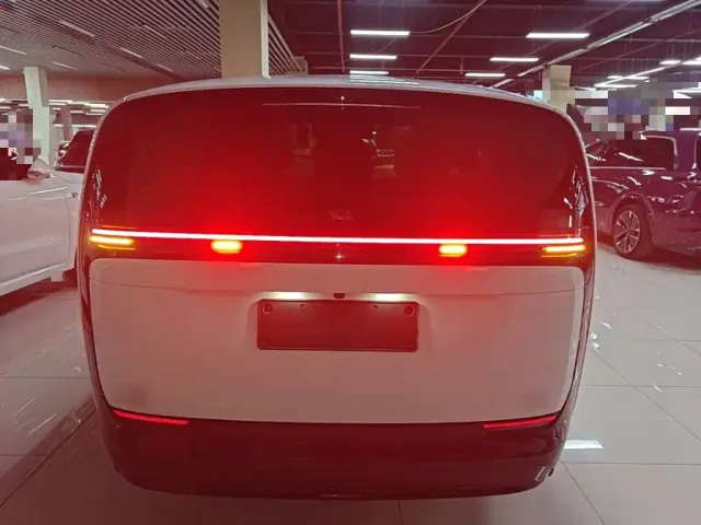 Li Auto MEGA — Фото автомобиля 5
