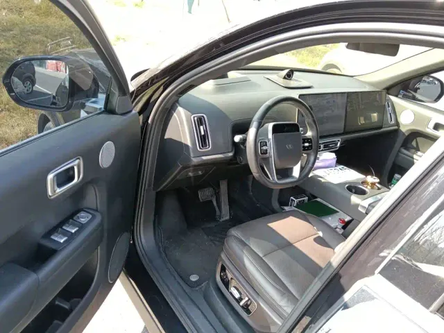 Li Auto L9 — Фото автомобиля 13