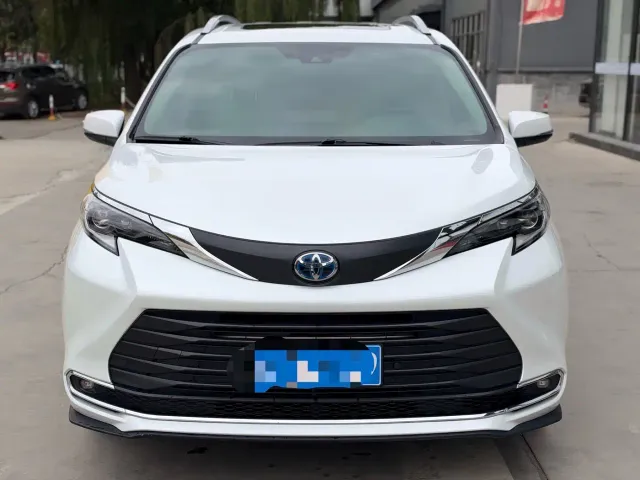 Toyota Sienna — Фото автомобиля 2