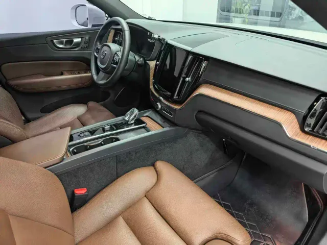 Volvo XC60 — Фото автомобиля 4