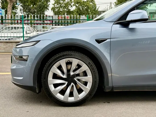 Tesla Model Y — Фото автомобиля 4