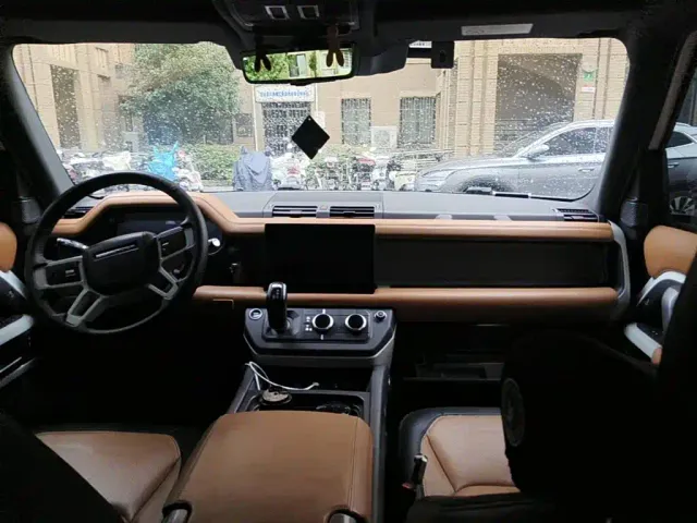 Land Rover Defender — Фото автомобиля 12