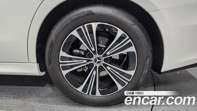 Mercedes-Benz E-Class — Фото автомобиля 20