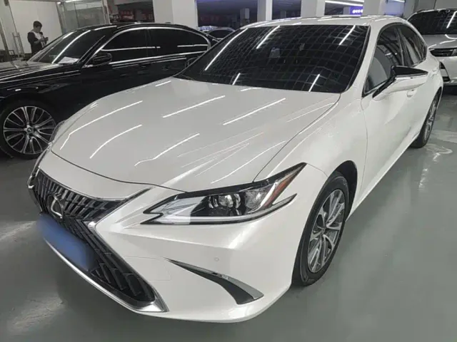 Фотография автомобиля — Lexus ES