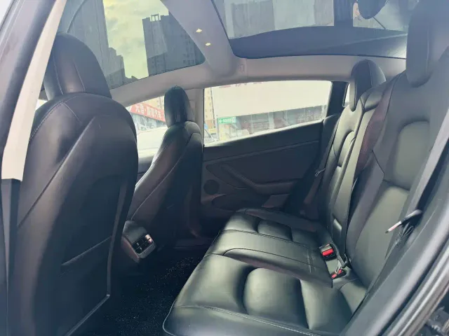 Tesla Model 3 — Фото автомобиля 15