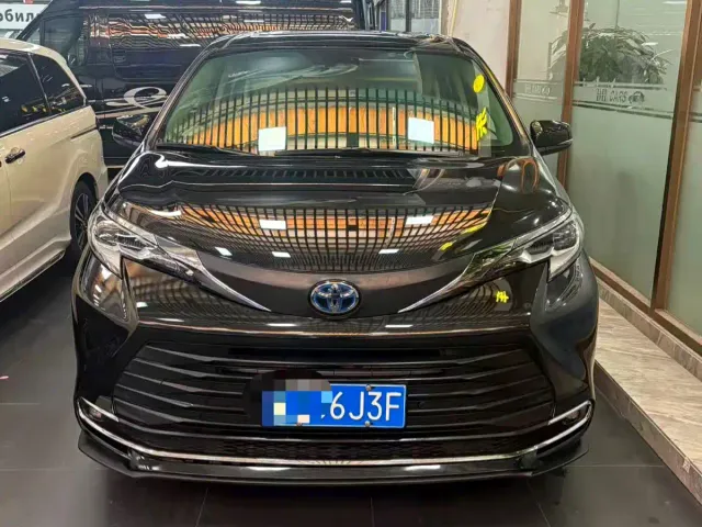 Toyota Sienna — Фото автомобиля 2