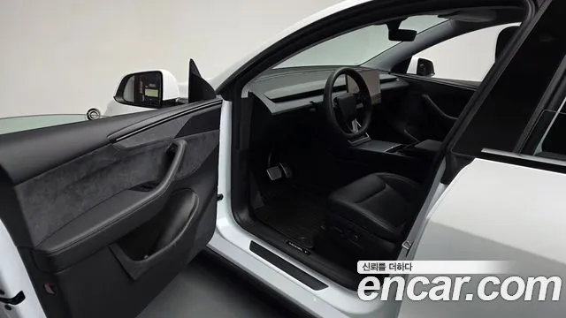 Tesla Model Y — Фото автомобиля 15