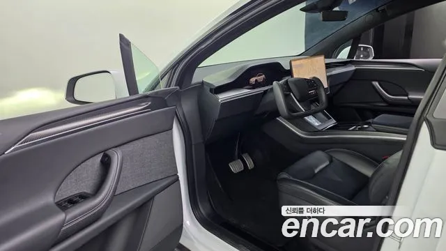 Tesla Model X — Фото автомобиля 10