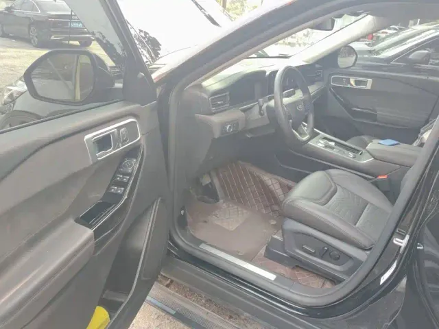 Ford Explorer — Фото автомобиля 12