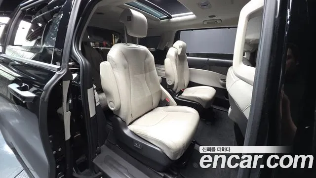 Kia Carnival Generation 4 — Фото автомобиля 12