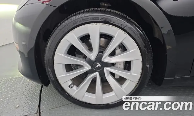 Tesla Model 3 — Фото автомобиля 5