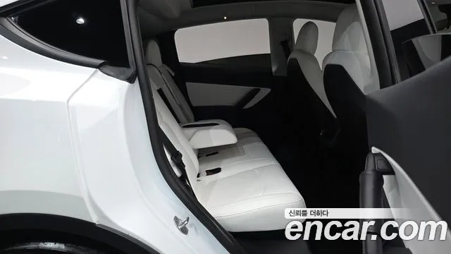 Tesla Model Y — Фото автомобиля 11