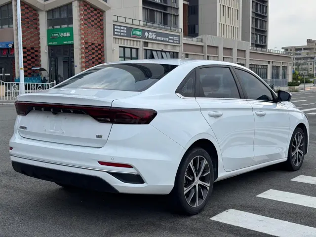 Geely Emgrand — Фото автомобиля 9