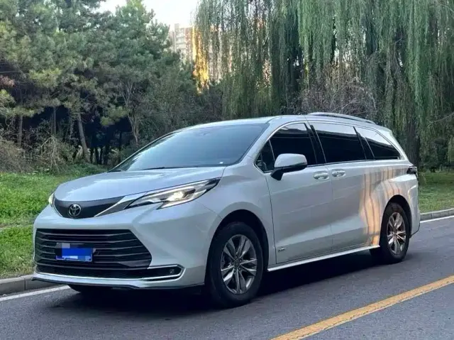 Фотография автомобиля — Toyota Sienna