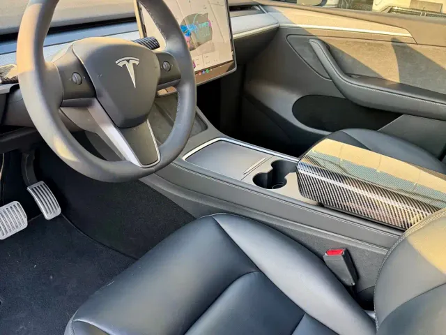 Tesla Model Y — Фото автомобиля 12