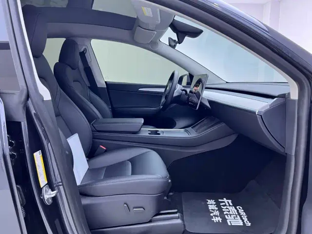 Tesla Model Y — Фото автомобиля 17