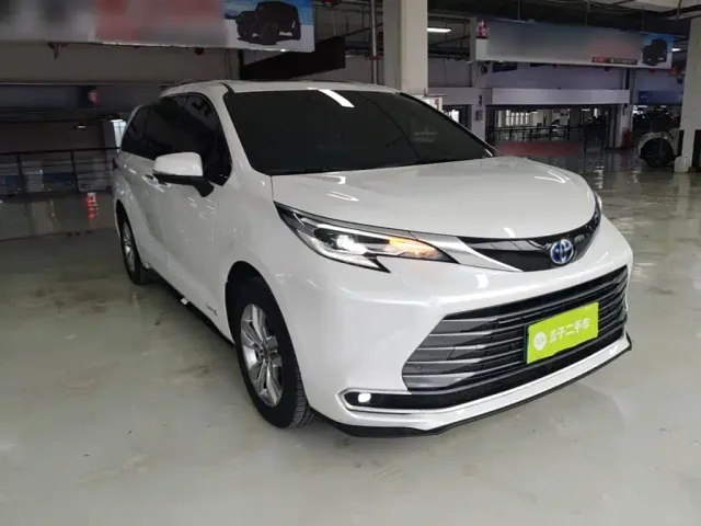 Toyota Sienna — Фото автомобиля 3