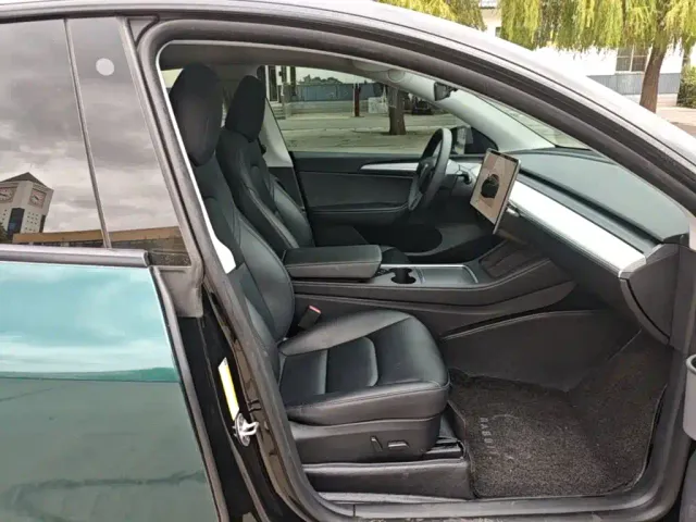Tesla Model Y — Фото автомобиля 24