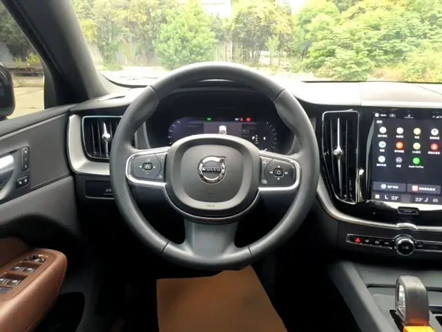 Volvo XC60 — Фото автомобиля 10