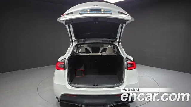 Tesla Model Y — Фото автомобиля 18