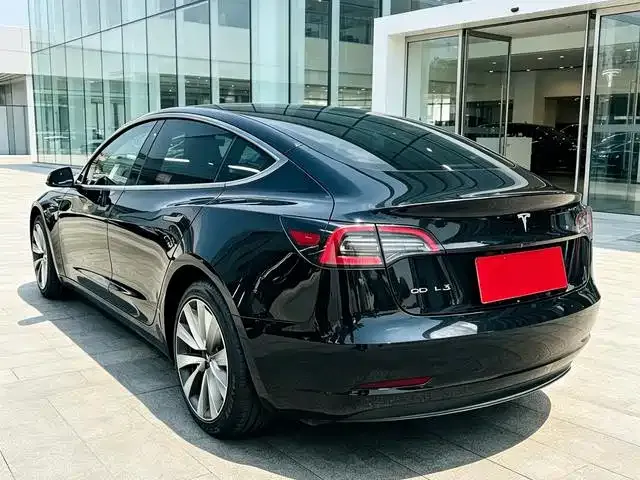 Tesla Model 3 — Фото автомобиля 6