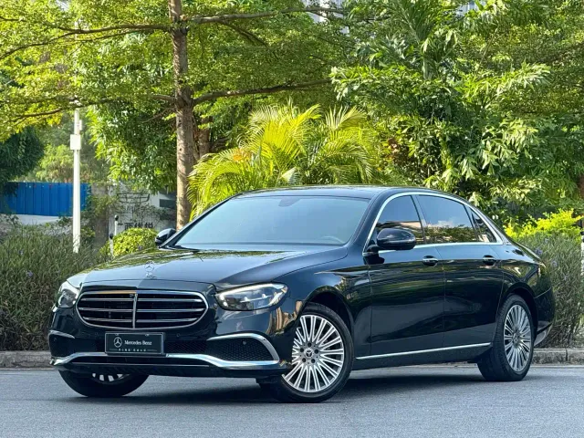 Фотография автомобиля — Mercedes-Benz E-Class