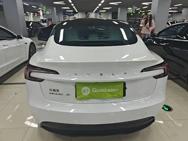 Tesla Model 3 — Фото автомобиля 5