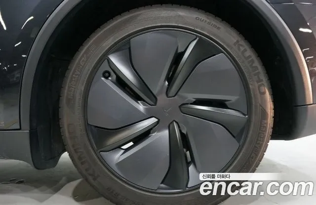 Tesla Model Y — Фото автомобиля 11