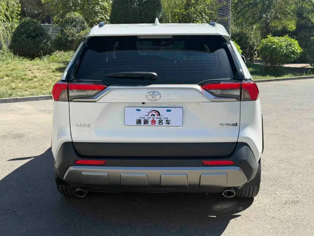 Toyota RAV4 — Фото автомобиля 8