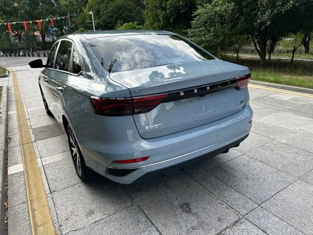 Geely Emgrand — Фото автомобиля 10